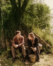 Nicolo Pasetti (Sid Engst), Meriel Hinsching (Joan Hinton).