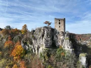 Die Burg Neideck nahe Streitberg ist eine ehemalige hochmittelalterliche Adelsburg. Sie thront &uuml;ber dem Wiesenttal und gilt als Wahrzeichen der Fr&auml;nkischen Schweiz.