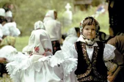 M&auml;dchen in der Tracht der Waldkarpaten.
