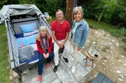 Ein bisschen Nordseefeeling am Bodensee: Kirsten und Tobias Kohler (von li) in Mammern (Schweiz) zeigen Moderatorin Annette Krause (re) ihren Schlafstrandkorb, den sie zum &Uuml;bernachten mit Fr&uuml;hst&uuml;ck vermieten.