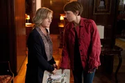 Charlotte (Ruth Reinecke) versucht, Johanna (Julia Koschitz) das Aquarell zu entrei&szlig;en und sie ruhig zu stellen.