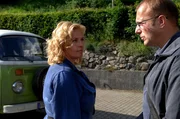 Mandy Kreuzer (Petra Kleinert) warnt Auerbach (Heino Ferch), dass seine Ermittlungen den Dorfbewohnern ein Dorn im Auge sind.