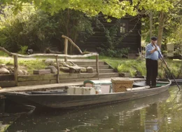 Kahnfahrer mit seinem Boot.