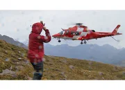 SF bi de L&uuml;t H&uuml;ttengeschichten Folge 3 Hilfe ist im Anflug: Der Rettungshelikopter der Rega-Basis Wilderswil landet bei der Rugghubelh&uuml;tte.