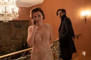 Lukas Laim (Max Simonischek) bemerkt, dass Barbara Kronberger (Adina Vetter) versucht, ihre Tochter zu erreichen. Lukas Laim (Max Simonischek) bemerkt, dass Barbara Kronberger (Adina Vetter) versucht, ihre Tochter zu erreichen.