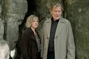 Charlotte (Ruth Reinecke) h&auml;lt Georg (Matthias Habich) zur&uuml;ck, als er in die H&ouml;hle gehen will.