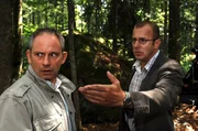 Matthias Auerbach (Heino Ferch, r.) weigert sich, auf den Rat seines Kollegen Grohnert (Michael Lott, l.) zu h&ouml;ren, der ihm dringend abr&auml;t, sich weiter in die &ouml;rtlichen Ermittlungen einzumischen.