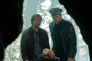Jan (Bjarne M&auml;del) und Costa (Stephan Grossmann) entdecken das Fleisch.