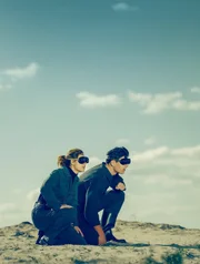 Meriel Hinsching als Joan Hinton, Nils Arndt als Harry Daghlian.