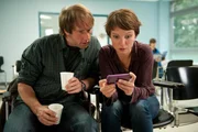 Jan (Bjarne M&auml;del) und Johanna (Julia Koschitz) schauen sich die Filme auf Ilka&iquest;s Handy an.