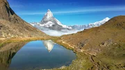 Der Riffelsee ist berühmt für die Aussicht auf das Matterhorn, das sich an klaren, windstillen Tagen auf der Wasseroberfläche des Sees spiegelt. Der Riffelsee ist berühmt für die Aussicht auf das Matterhorn, das sich an klaren, windstillen Tagen auf der Wasseroberfläche des Sees spiegelt.