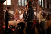 Chorleiterin Johanna (Julia Koschitz) erz&auml;hlt den M&auml;dchen Ilka (Lilli Fichtner), Mareike (Charley Ann Schmutzler), Franzi (Luise Befort), Marie (Zita Aretz) und Lina (Camille Dombrowsky), dass die Jungen auf der Gedenktafel Soldaten waren.