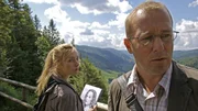 Heino Ferch als Matthias Auerbach und Nadja Uhl als Inka stehen vor gro&szlig;en R&auml;tseln in dem spannenden Mysterythriller "Die Toten vom Schwarzwald". Gedreht wurde diese Szene auf dem Hochplateau des Feldberges im Schwarzwald.