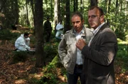 Sein Kollege Grohnert (Michael Lott, l.) r&auml;t Auerbach (Heino Ferch, r.) dringend ab, sich weiter in die Ermittlungen der &ouml;rtlichen Beh&ouml;rden einzumischen.