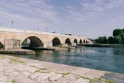 Historisches Wahrzeichen: Die Steinerne Br&uuml;cke in Regensburg.