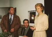 Kommissar Kehler (Wolfgang Bathke, li.) befragt den Priester &Ouml;lm&uuml;ller (Jacques Breuer) und die Gemeinderatsvorsitzende Frau Schukrafft (Irm Hermann) nach dem ausgesetzten Baby.