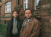 Die Kommissare Peter Wolniak (Uwe Fellensiek) und Stefan Kehler (Wolfgang Bathke) beobachten das Haus des katholischen Priesters &Ouml;lm&uuml;ller.