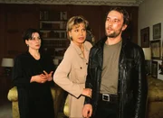 Au&szlig;er sich vor Wut taucht Werner Kornberg (Heikko Deutschmann) bei seiner Frau Karin (Anette Kruschke, li.) und deren Mutter (Judy Winter) auf und beginnt zu randalieren. Er weigert sich strikt, das Haus zu verlassen.