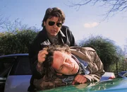 Peter Wolniak (Uwe Fellensiek, l.) nimmt R. Binding (Hans-Uwe Bauer) fest.