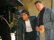 Kriminalhauptkommissar Peter Wolniak (Uwe Fellensiek, l.) spricht mit Mehlmann (G&uuml;nter Junghans).