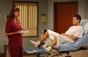 Naomi (Jenna Gering, l.); Charlie Harper (Charlie Sheen, r.)