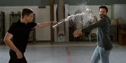 Jerry Pierce (Jeremy Renner, l.); Randy "Chilli" Cilliano (Jake Johnson, r.)