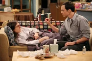W&auml;hrend Sheldon (Jim Parsons, r.) sich um Amy (Mayim Bialik, l.) k&uuml;mmert, als sie krank ist, bereitet sich Howard auf einen Ausflug mit seinem Schwiegervater vor ...