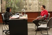 Sheldon (Jim Parsons, r.) sieht sich an der Universit&auml;t Vorw&uuml;rfen der sexuellen Bel&auml;stigung ausgesetzt und muss deshalb bei Mrs. Davis (Regina King, l.) von der Personalabteilung vorsprechen ...