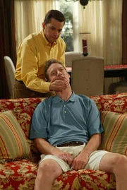 Alan Harper (Jon Cryer, l.); Dr. Greg Melnick (Ryan Stiles, r.)