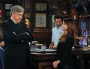 Zwischen Reverend Robert Lowell (Edward Herrmann, l.) und Lily (Alyson Hannigan, r.) herrscht Hochspannung. Ob ihr Verh&auml;ltnis zueinander &uuml;berhaupt noch zu retten ist?