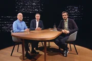 v.li.: Cyrus Schayegh und Kamran Safiarian mit Moderator Yves Bossart