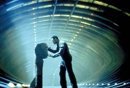 In seiner hoffnungslosen Verzweiflung versucht Captain Miller (Lawrence Fishburne), die Selbstzerst&ouml;rung der Event Horizon zu aktivieren, um das Tor zur H&ouml;lle wieder schlie&szlig;en zu k&ouml;nnen ...