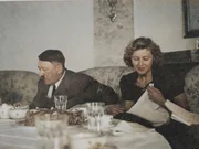 1936 kaufte Hitler Eva Braun ein Haus. Das war schon immer ein Traum von ihr. 1936 kaufte Hitler Eva Braun ein Haus. Das war schon immer ein Traum von ihr.