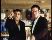 Die beiden Gecko-Br&uuml;der Seth (George Clooney) und Richard (Quentin Tarantino) hinterlassen auf ihrem Weg nach Mexiko eine blutige Spur...