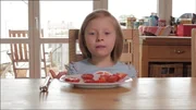 Klara sät auf ihrem Balkon Tomaten und kann sich nach einigen Wochen über eine leckere Ernte freuen. Klara sät auf ihrem Balkon Tomaten und kann sich nach einigen Wochen über eine leckere Ernte freuen.