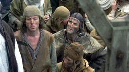 Der Mob (u.a. Eric Idle, li.; John Cleese, re.) ist aufgebracht