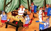 Gaius Bonus (3.v.li.), Befehlshaber der R&ouml;mer, l&auml;sst Asterix (2.v.li.) entf&uuml;hren. Er hofft, dass Miraculix (3.v.re.) dann endlich seine Formel verr&auml;t.  +++ Die Verwendung des sendungsbezogenen Materials ist nur mit dem Hinweis und Verlinkung auf RTL+ gestattet. +++