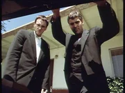 Den beiden Br&uuml;dern Seth (George Clooney, re.) und Richard Gecko (Quentin Tarantino) klebt die Polizei auf den Fersen. Immerhin geh&ouml;ren sie zu den meist gesuchten Gewaltverbrechern der USA. Auf ihrer Flucht ziehen die Brutalo-Br&uuml;der eine blutige Spur durch den S&uuml;dwesten der USA...