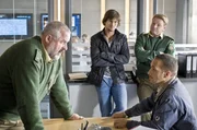 Ben (Tom Beck, 2.v.li.), Semir (Erdogan Atalay, re.) und ein Kollege (Siggi M&uuml;ller, hi.re.) sprechen gerade &uuml;ber Susanne, als Herzberger (Dietmar Huhn) die neue Chefin Kim Kr&uuml;ger ank&uuml;ndigt.