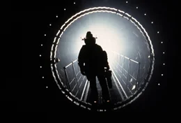 Als das Rettungs- und Bergungsteam die "Event Horizon" betritt, erwartet sie die g&auml;hnende Lehre und die Stille eines Mausoleums - und ein Grauen jenseits menschlicher Vorstellungskraft ...
