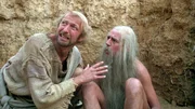 Brian (Graham Chapman, li.), zur Zeit der r&ouml;mischen Besatzung in Jud&auml;a geboren, wird durch dumme Zuf&auml;lle zum VolksheldenBrian (Graham Chapman, li.), zur Zeit der rĂ&para;mischen Besatzung in JudĂ&curren;a geboren, wird durch dumme ZufĂ&curren;lle zum Volkshelden