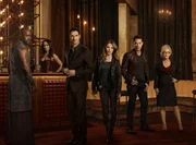 (1. Staffel) - Als Lucifer Morningstar (Tom Ellis, 3.v.l.) sein K&ouml;nigreich in der Unterwelt verl&auml;sst, um in der Stadt der Engel ein wenig Spa&szlig; zu haben, tauchen auch die D&auml;monen Amenadiel (D.B. Woodside, l.) und Mazikeen (Lesley-Ann Brandt, 2.v.l.) immer wieder in L.A. auf. Werden die Menschen, wie Polizistin Chloe Decker (Lauren German, 3.v.r.), Detective Dan Espinoza (Kevin Alejandro, 2.v.r.) und Therapeutin Linda Martin (Rachael Harris, r.) dahinterkommen, wer sich in ihrer Stadt herumtreibt?