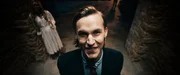 Der skrupellose Anf&uuml;hrer (Rhys Wakefield, r.) eines S&auml;uberungstrupps und seine Freunde bieten James und seiner Familie einen Deal an, aber die Zeit l&auml;uft gegen die Sandins ...