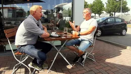 Plausch unter Autohofkollegen: Tankstellen-Chef Heiko Rasmussen und Wohnmobil-Experte Frank Niehoff g&ouml;nnen sich eine kurze Pause.