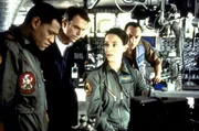 Nach sieben Jahren taucht das verloren geglaubte Prototyp-Raumschiff "Event Horizon" wieder auf. Captain Miller (Lawrence Fishburne, l.), der Wissenschaftler und Konstrukteur, Dr. Weir (Sam Neill, 2.v.l.), Peters (Kathleen Quinlan, 2.v.r.) und D.J. (Jason Isaacs, r.) unternehmen einen Rettungs- und Bergungsversuch ...