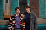 Mickys (Valentin Oppermann, l.) Bruder Paul (Dinas Dean, r.) mobbt Juli wegen ihrer Figur. Er provoziert auch Micky, weil der sich mit Juli angefreundet hat.