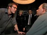 Daniel (Michael Shanks, li.) will wissen wie Dr. Keffler (Brad Greenquist, re.) Anna gequ%lt hat. (Bild mi.: Amanda Tapping als Carter, Peter Flemming als Agent Barrett)