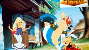 Obelix (Mi.) hat sich unsterblich in die wundersch&ouml;ne Falbala verliebt und schmachtet jede Sekunde nach ihr. Asterix muss seinem sch&uuml;chternen Freund jedoch unter die Arme greifen.
