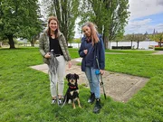 Rabea (l.) mit Mischlingsh&uuml;ndin "Bo" und Trainerin Ellen Marques.