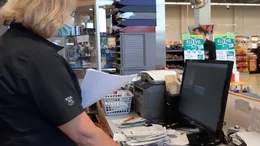 Die Mitarbeiter des XXL-Supermarkts sind st&auml;ndig mit Nachbestellungen besch&auml;ftigt. Die Regale auf der 2.500 Quadratmeter gro&szlig;en Einkaufsfl&auml;che m&uuml;ssen immer gut gef&uuml;llt sein.